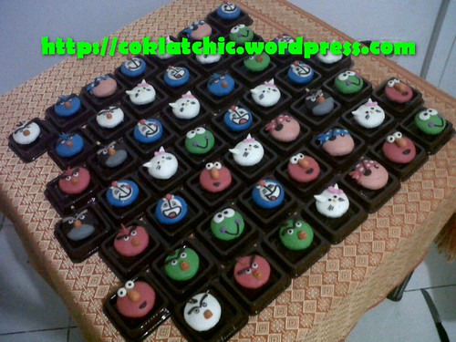 Minicupcake angry bird, minicupcake doraemon, minicupcake hello kitty, minicupcake keropi, minicupcake bajak laut, dan minicupcake elmo