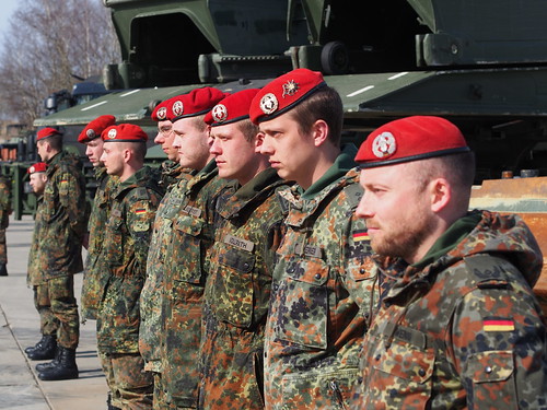 Bundeswehr Ränge Pyramide - Mehr Geld Und Mehr Soldaten Augen Geradeaus
