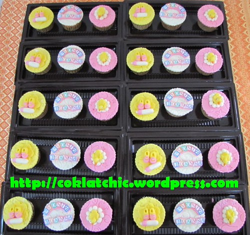 Cupcake baby one month