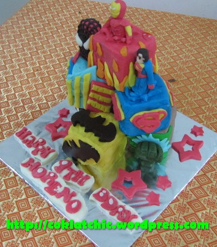 Miniature cake super hero