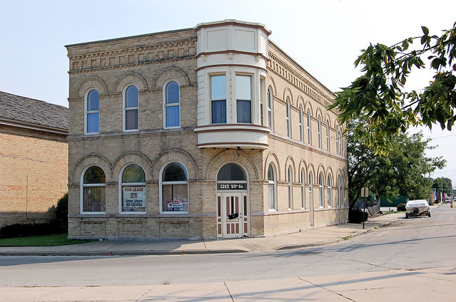 Corner building with door facing corner and turret over door