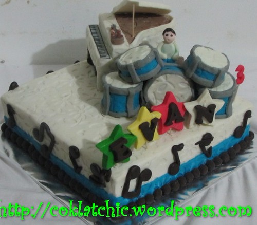 Cake Piano dan Drum