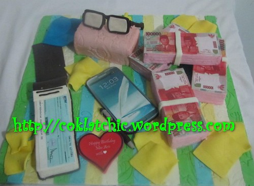 Cake Galaxy tab, buku cek, kacama ta dan tumpukan uang