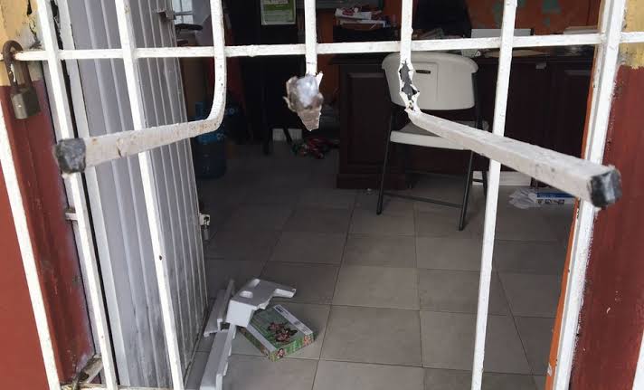 roban cinco escuelas