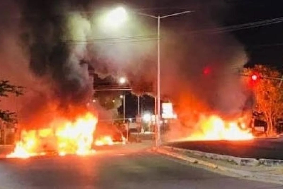 Bloqueos, incendios y enfrentamientos en Culiacán, Navolato y Mocorito. Medios locales reportaron una intensa movilización.