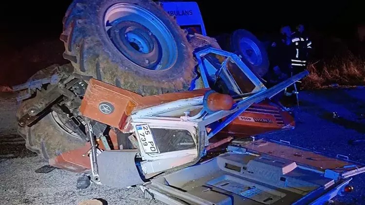 Oltu’da feci kaza: Ambulans traktöre arkadan çarptı, 4 yaralı