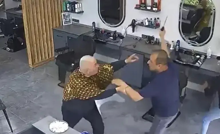 BERBERDE DEHŞET ANLARI! HUSUMETLİSİNE SATIRLA SALDIRDI, KESERLE KARŞILIK VERDİ: 2 YARALI