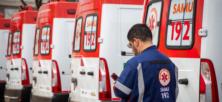 Ex-funcionários do Samu fazem protesto em Cuiabá após governo de MT demitir mais de 50 profissionais
