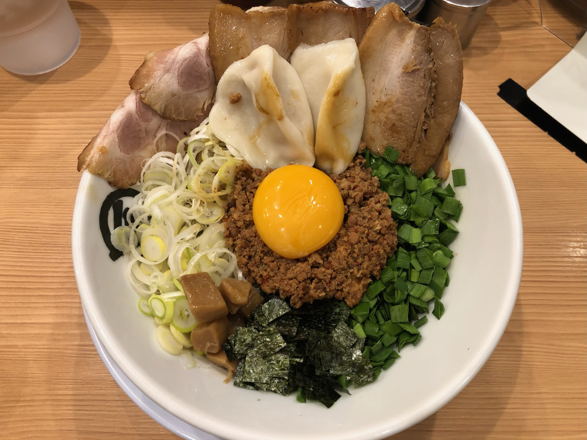 新大阪「麺やマルショウ」！新幹線に乗る前に味も具材もデラックスな台湾まぜそば