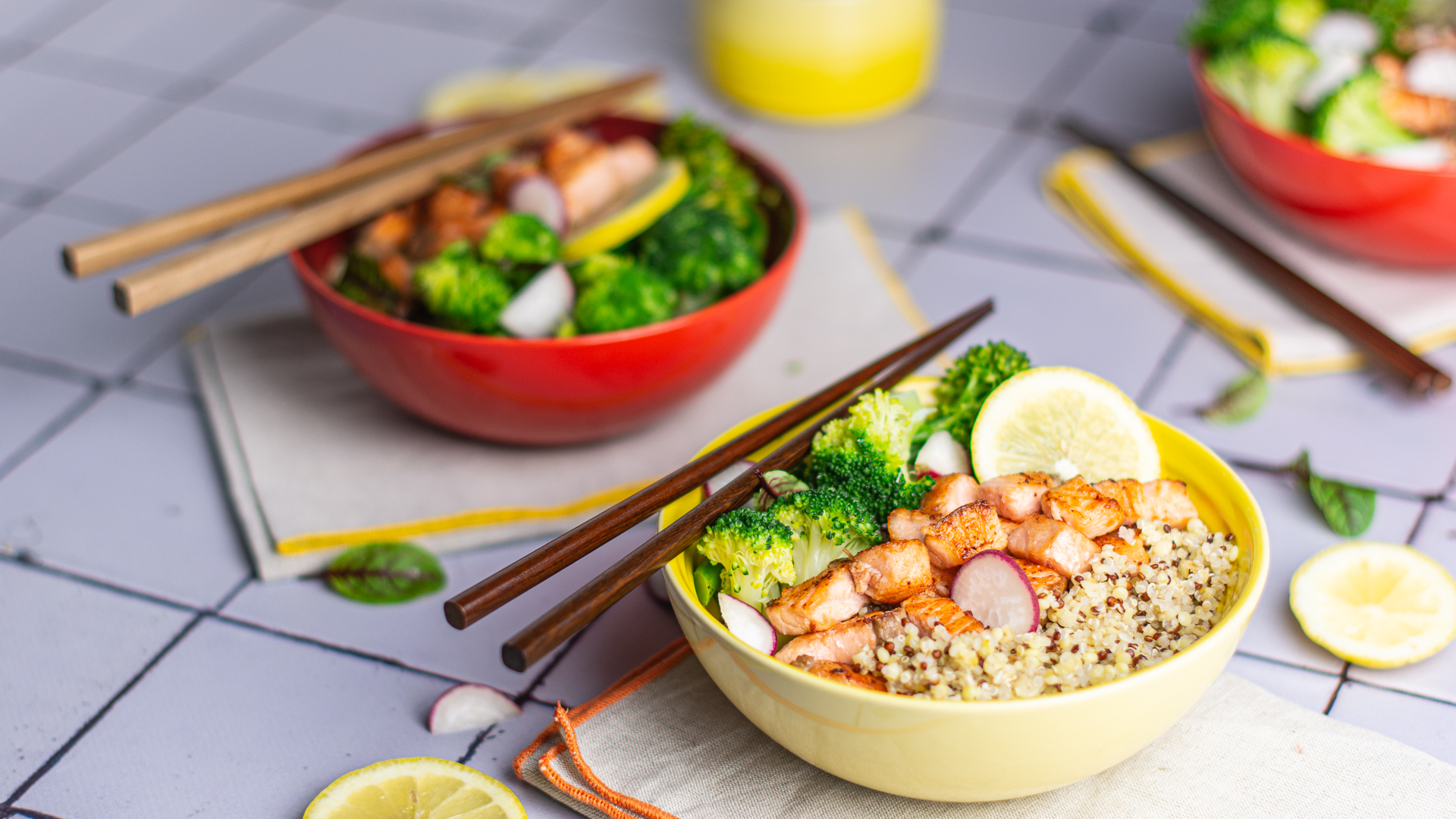 Bowl de quinoa com salmão e brócolos