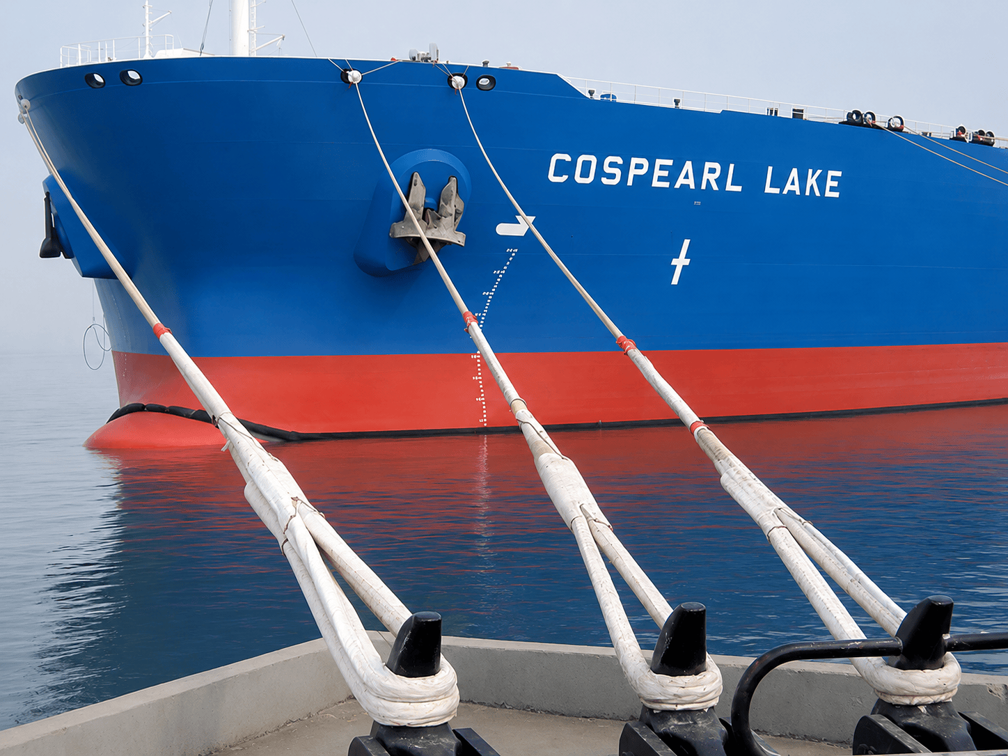 VLCC COSPEARL LAKE moored at berth with FBR HMPE mooring lines fastened to the quay bollards.