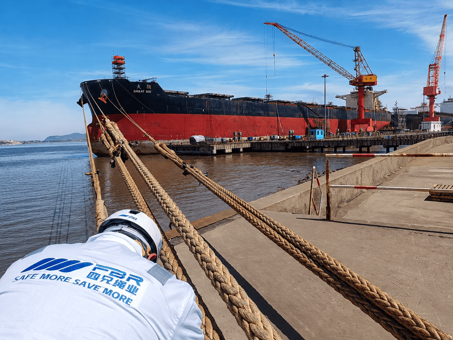VLOC is moored by FBR mooring lines