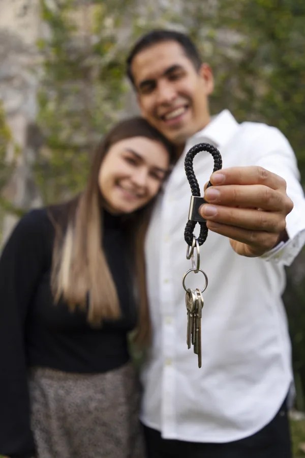 Pareja con las llaves de su casa nueva