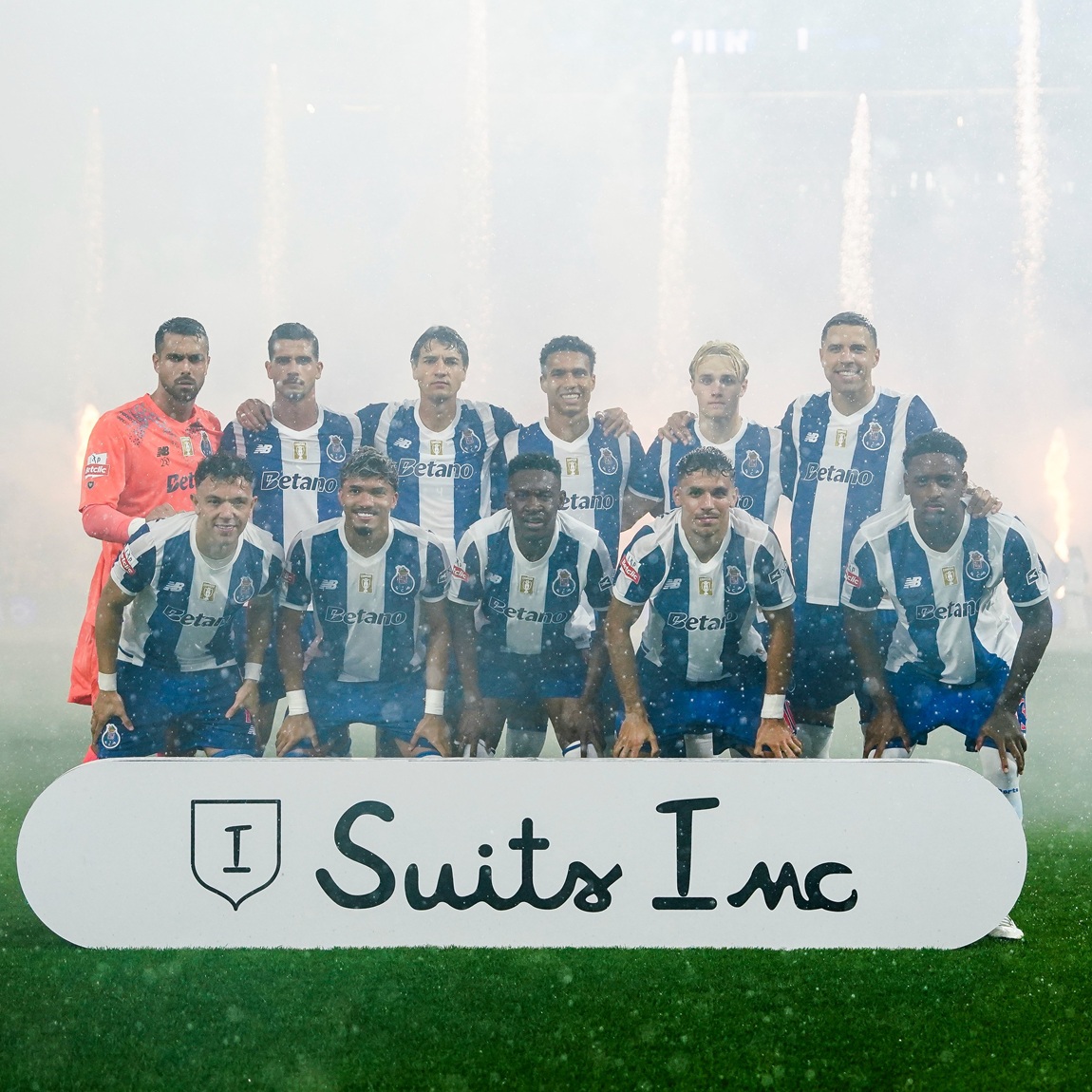 "Pepê", William Gomes, Zaidu, "Gabri" Veiga, Pablo "Rosario", 1º plano; Diogo Costa, André Silva, Kiwior, Alberto, Victor Froholdt, Bednarek, em pé