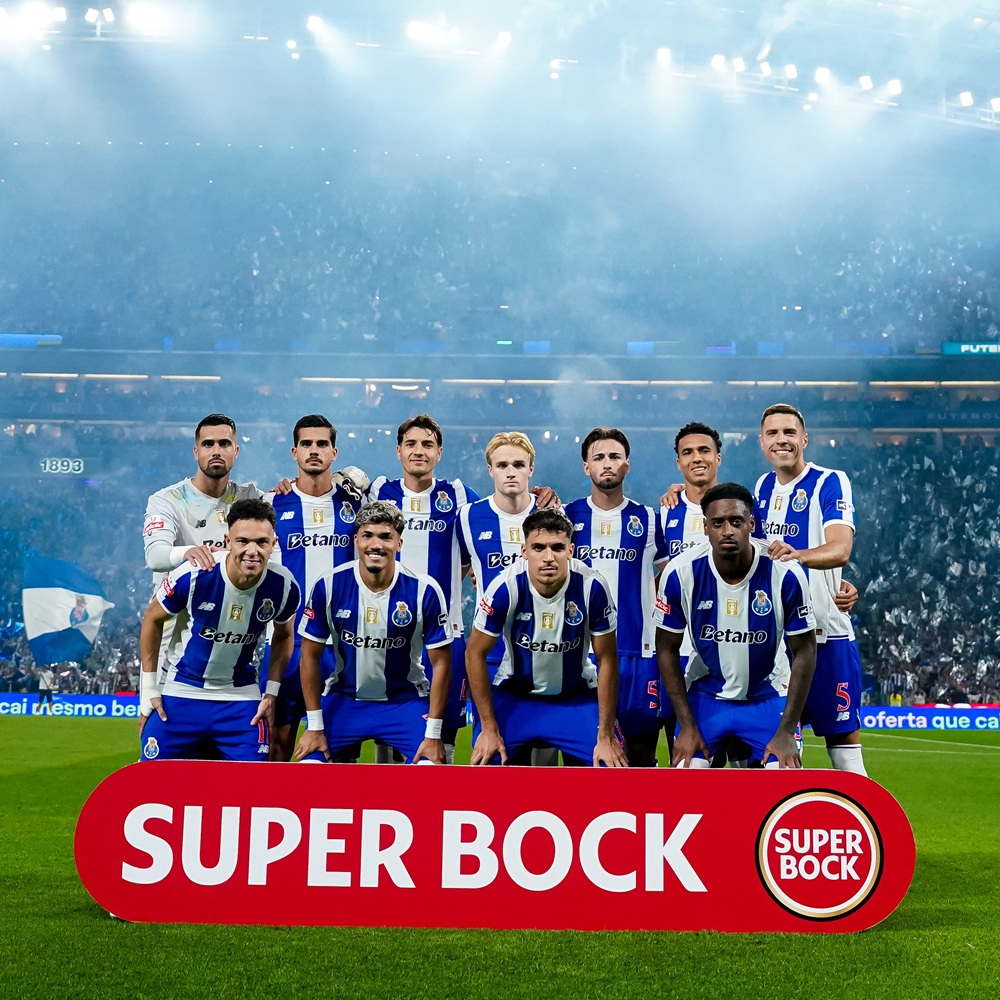 "Pepê", William Gomes, "Gabri" Veiga, Pablo "Rosario", 1º plano; Diogo Costa, André Silva, Kiwior, Victor Froholdt, Martim Fernandes, Alberto, Bednarek, em pé