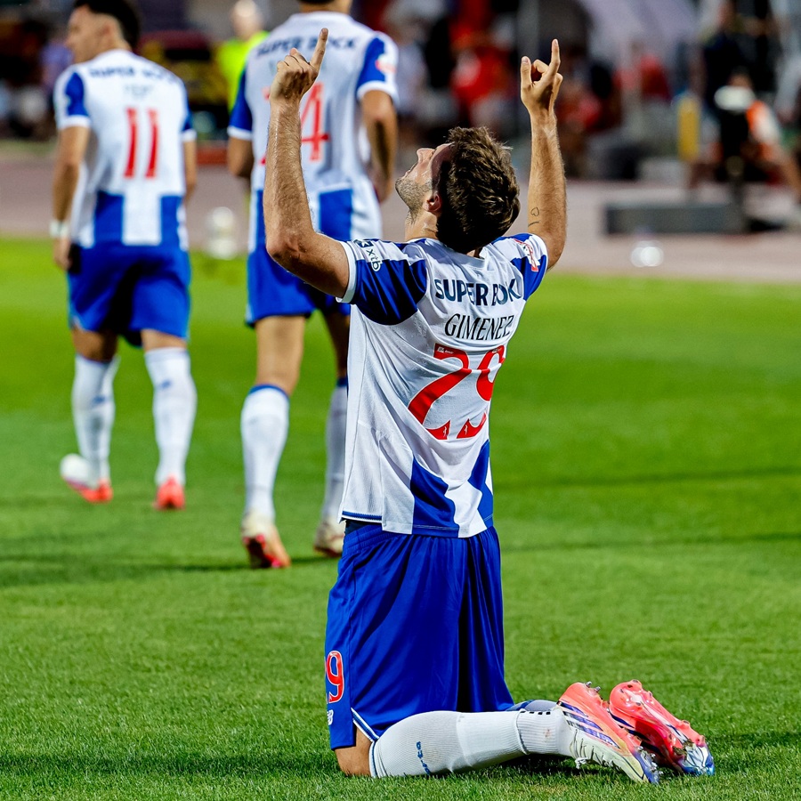 Santiago Giménez, 1º plano