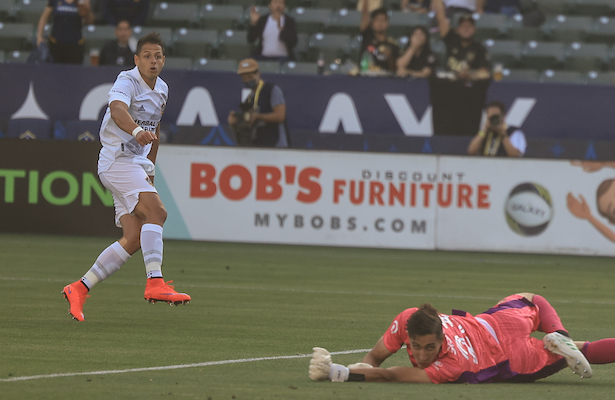 Chicharito Hernández define ante la salida del arquero de LAFC