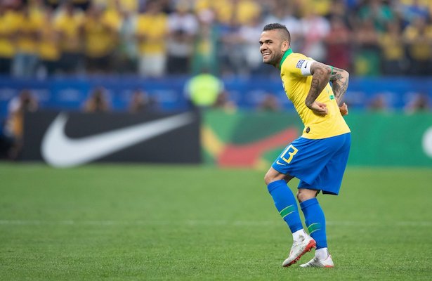 Dani Alves celera su regreso a la selección