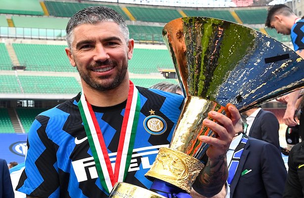Kolarov se queda en el Inter