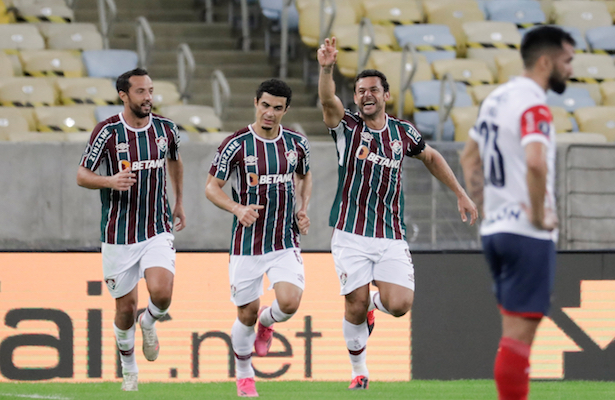 Fluminense sigue en carrera