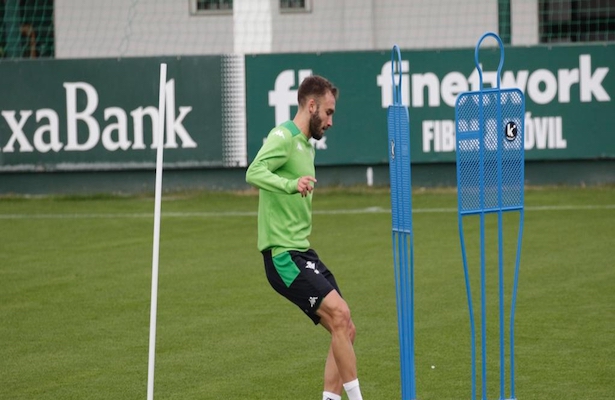 Pezzella disfruta con el Betis