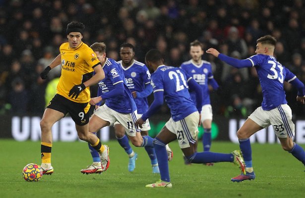 Jiménez dio una asistencia ante el Leicester