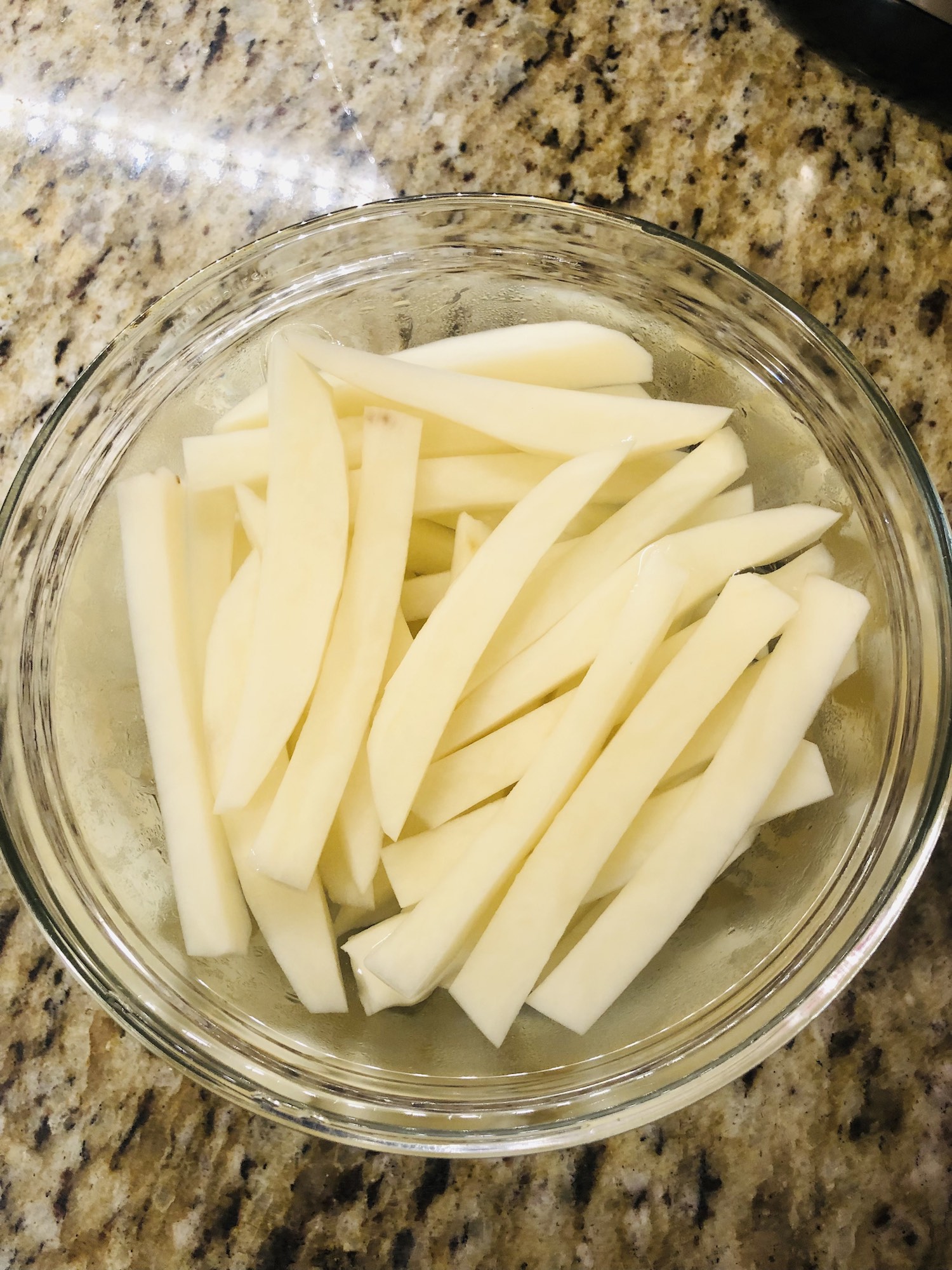 Fried potatoes with garlic sauce