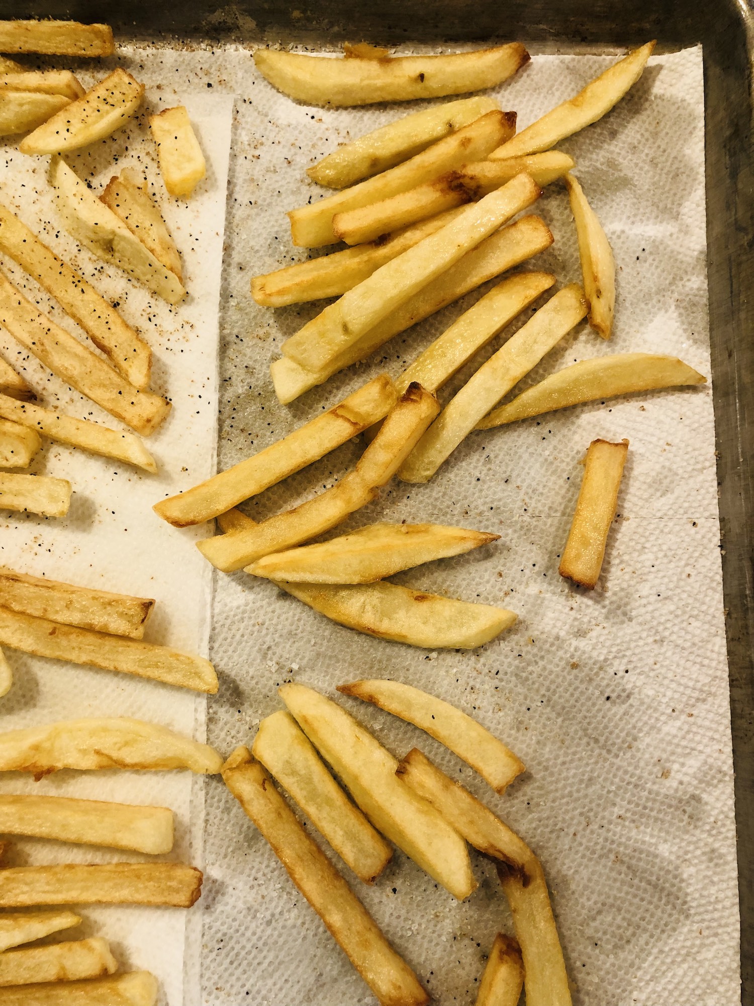 Fried potatoes with garlic sauce
