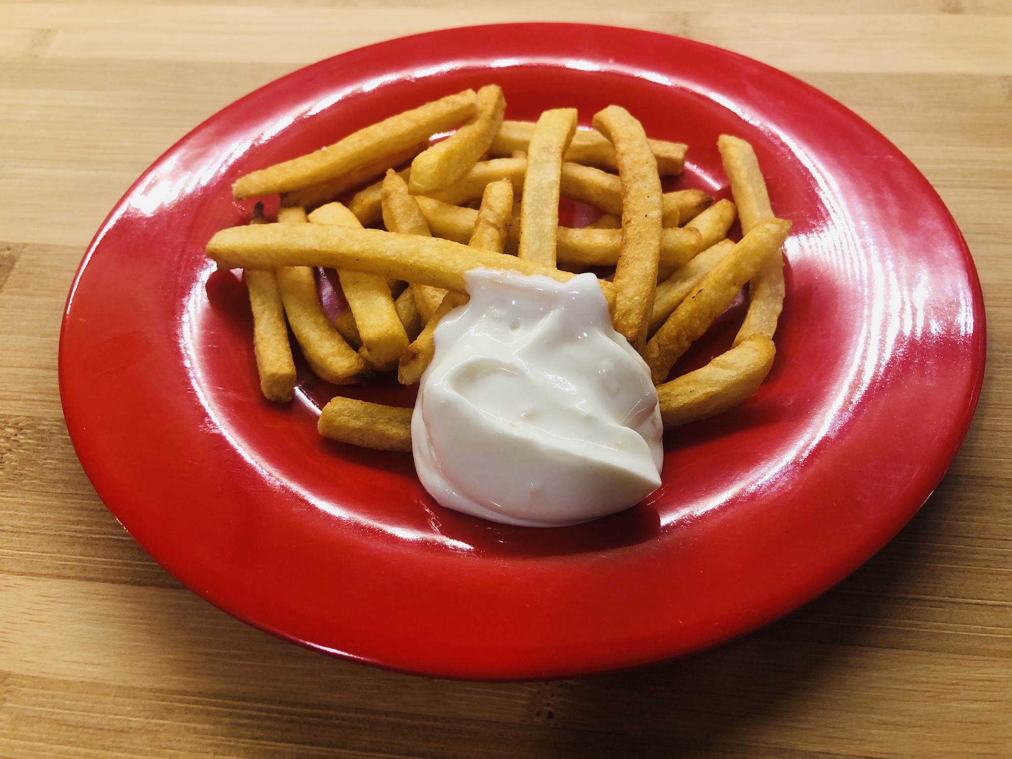 Fried potatoes with garlic sauce