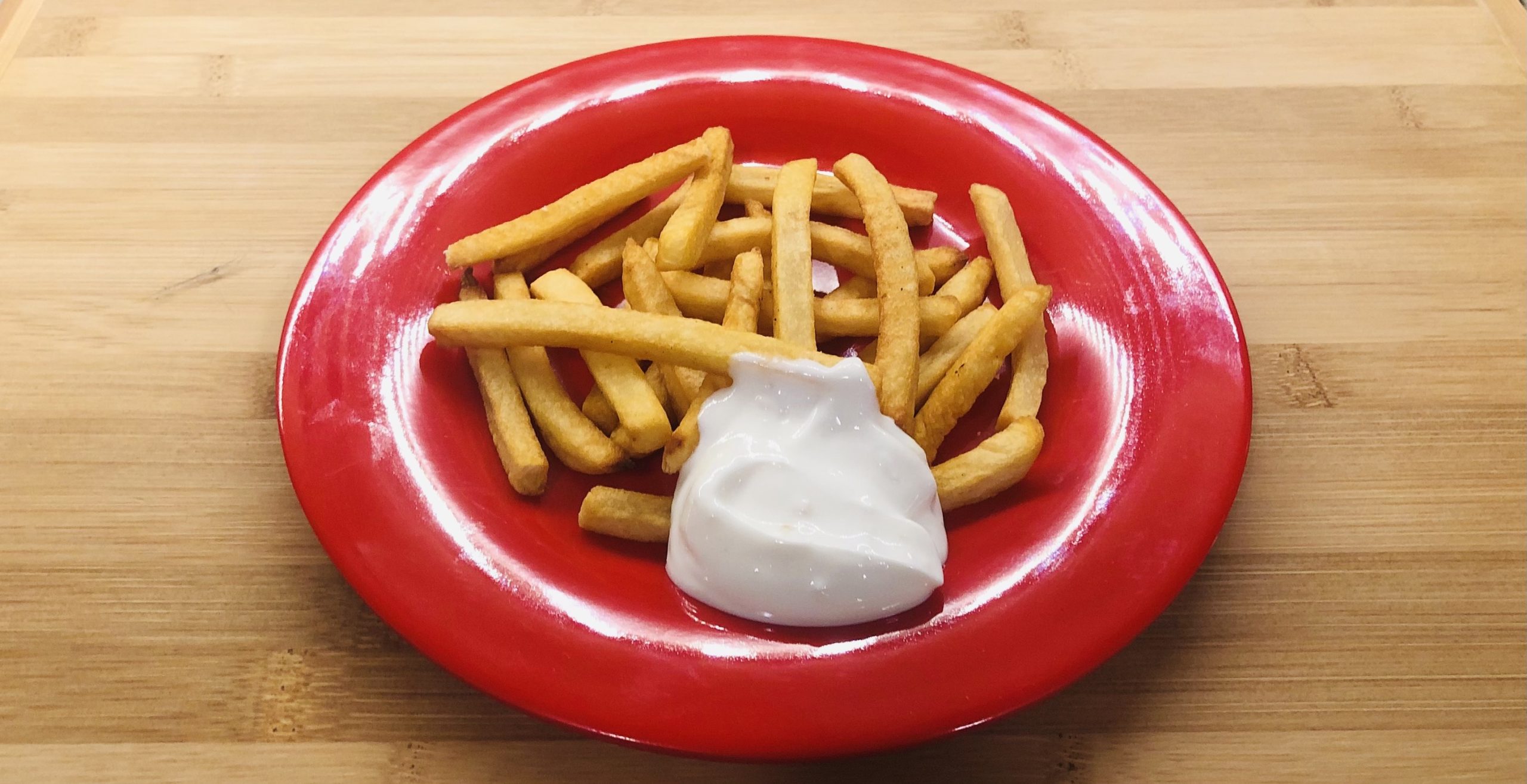 Fried potatoes with garlic sauce
