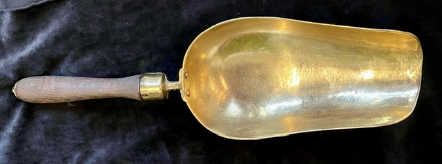 Generous sized polished brass coal/pine cone deep scoop with timber handle, 42cm long x 12 cm W (F465) $175 salvaged vintage recycled, demolition, reproduction, restoration, home renovation secondhand, used , original, old, reclaimed, heritage, antique, victorian, art nouveau edwardian georgian art deco