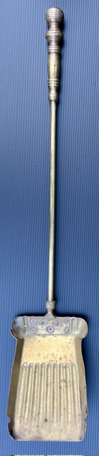 Brass fire shovel, 645mm long (F487) $55 salvaged vintage recycled, demolition, reproduction, restoration, home renovation secondhand, used , original, old, reclaimed, heritage, antique, victorian, art nouveau edwardian georgian art deco