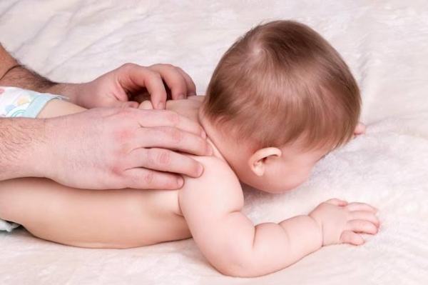 सिर के बीच में मौजूद मुलायम वाले हिस्से में तेल बर देती हैं, ताकि वह हिस्सा जल्दी से भर सके, लेकिन क्या ऐसा करना सही है या फिर इससे बच्चे को कोई नुकसान पहुंच सकता है. आइए जानते हैं...
