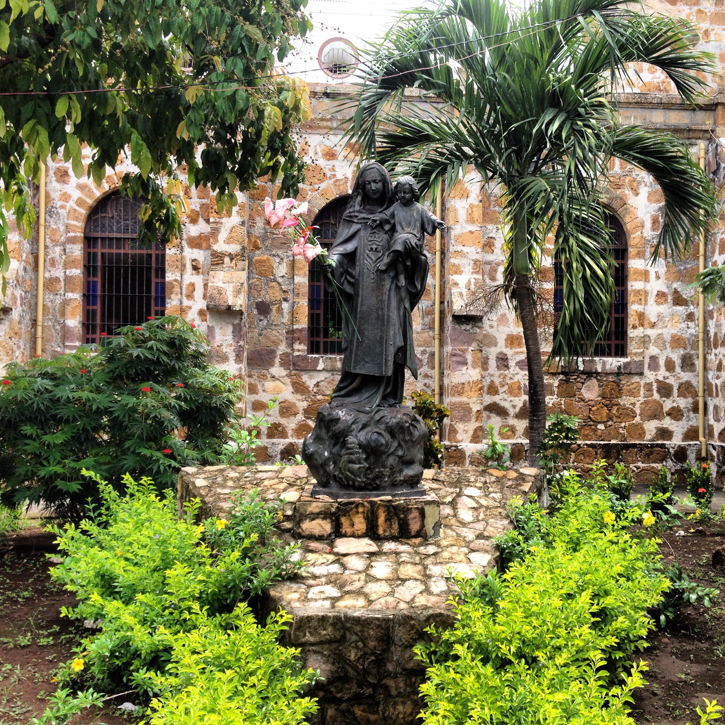 estatua iglesia puntarenas