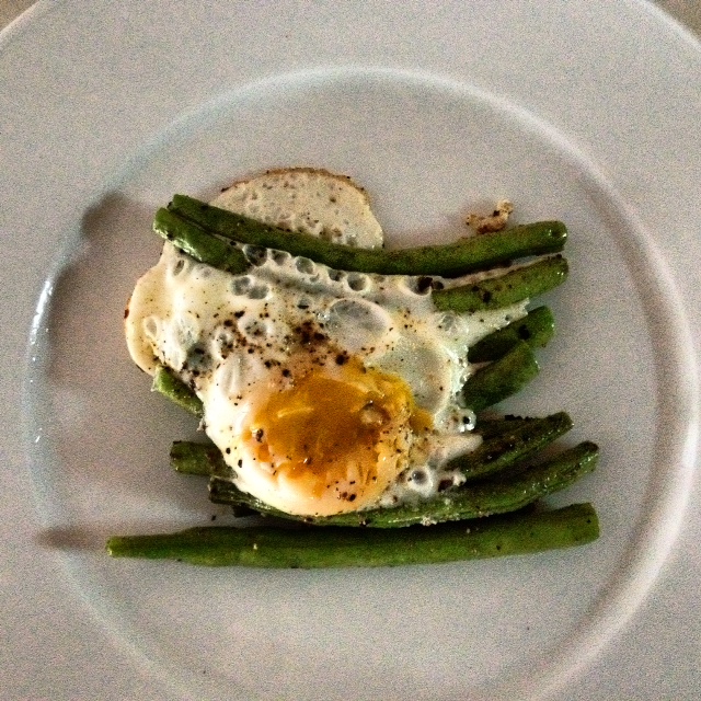 fried egg and green beans