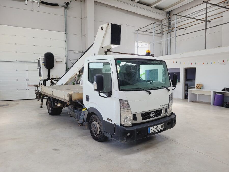 Nissan NT400 Cabstar cesta elevadora 18 m 2017 · 3.500 kg - foto 1
