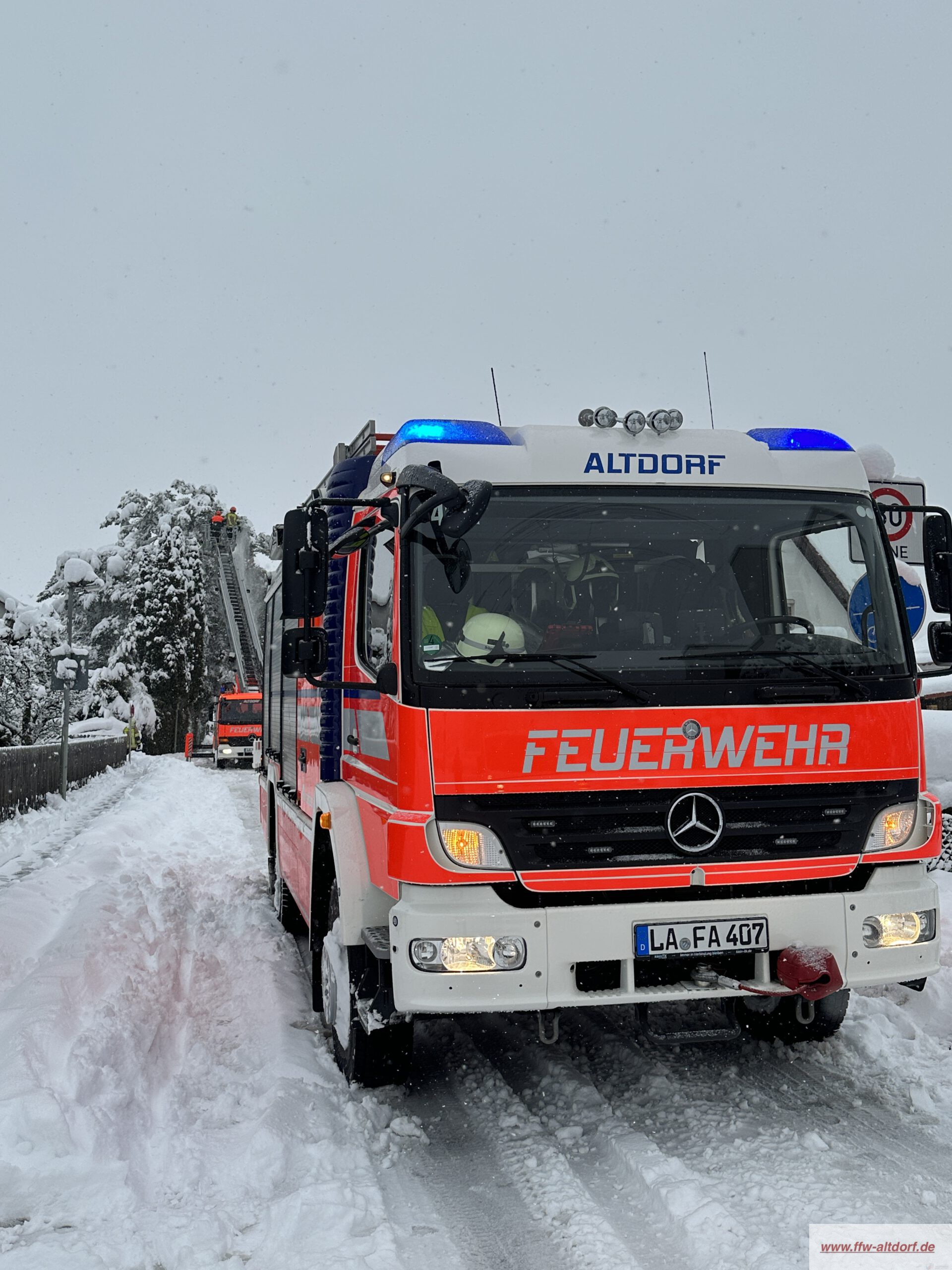 THL – Unwetter – Baum droht zu fallen