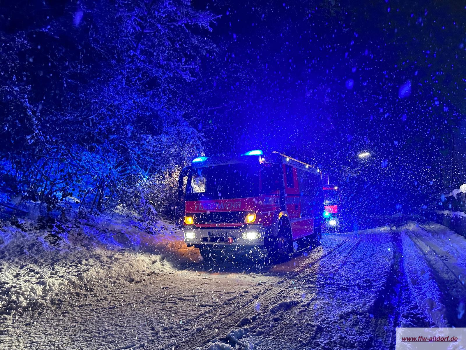 THL – Unwetter – Baum auf Straße