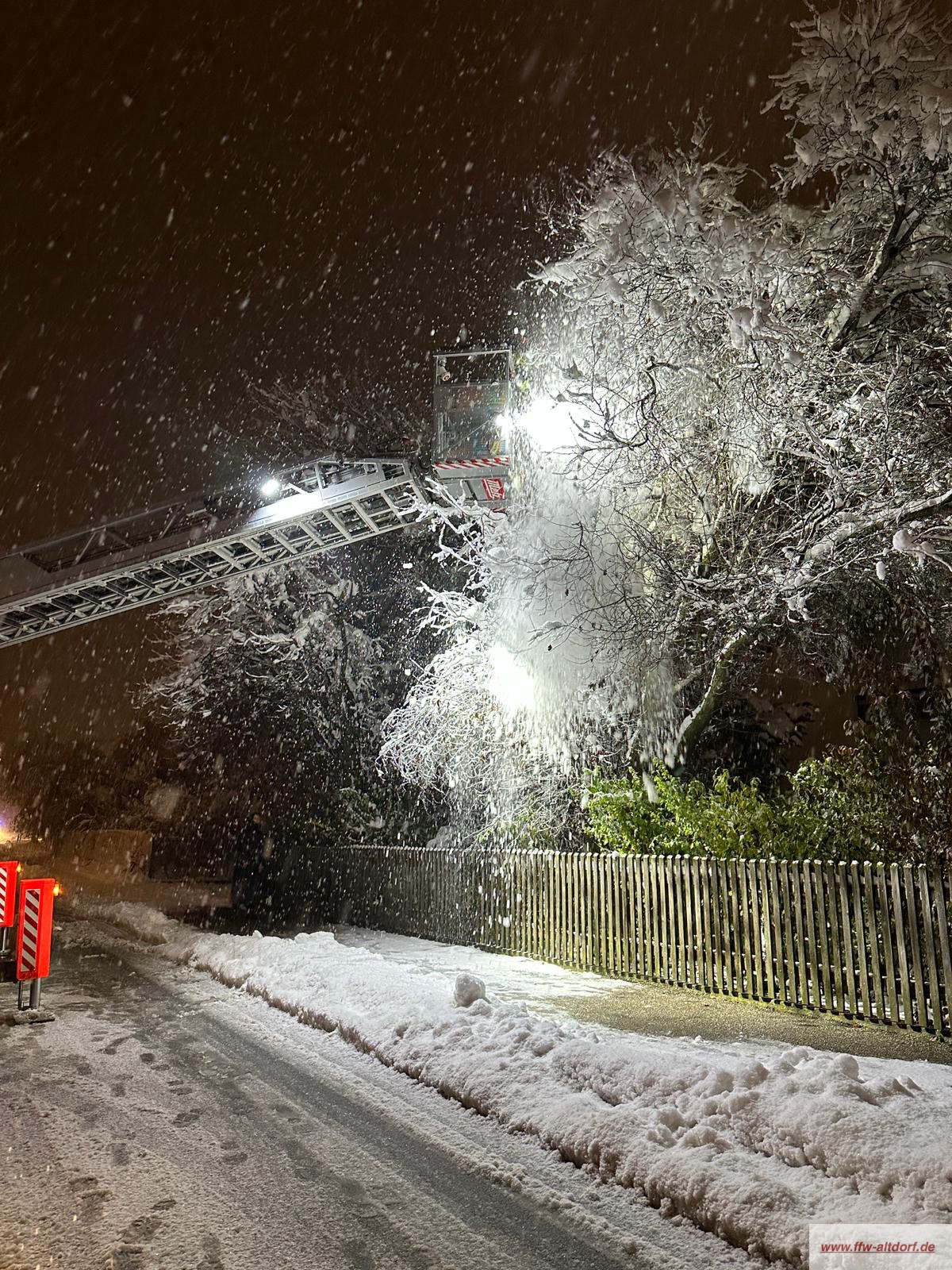 THL – Unwetter – Baum droht zu fallen