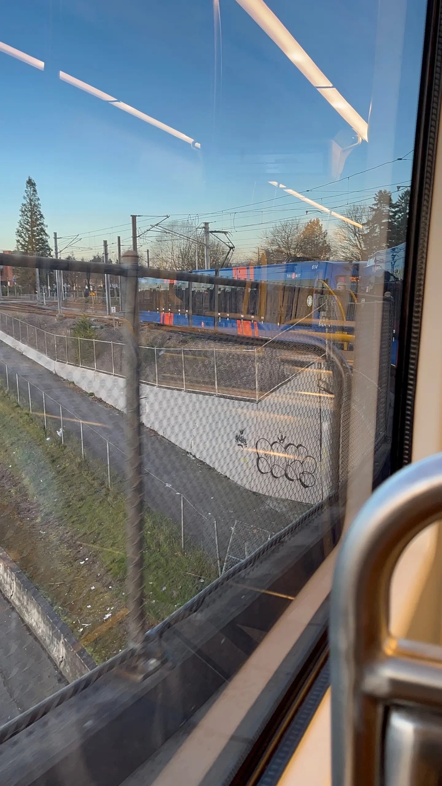 Photo of two TriMet MAX Type 6 cars coupled together traversing the fishhook from Gateway Transit Center towards Parkrose/Sumner and PDX.