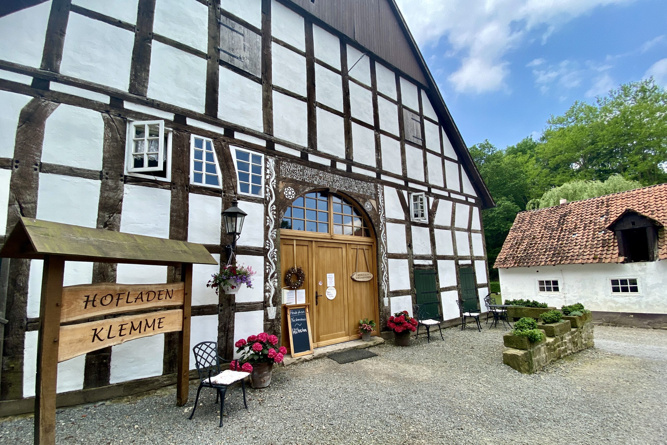 Zum "Teutomohn" gehört der Hof Klemme. Im Hofladen wird Brot aus dem Lehmofen angeboten - sensationell lecker!