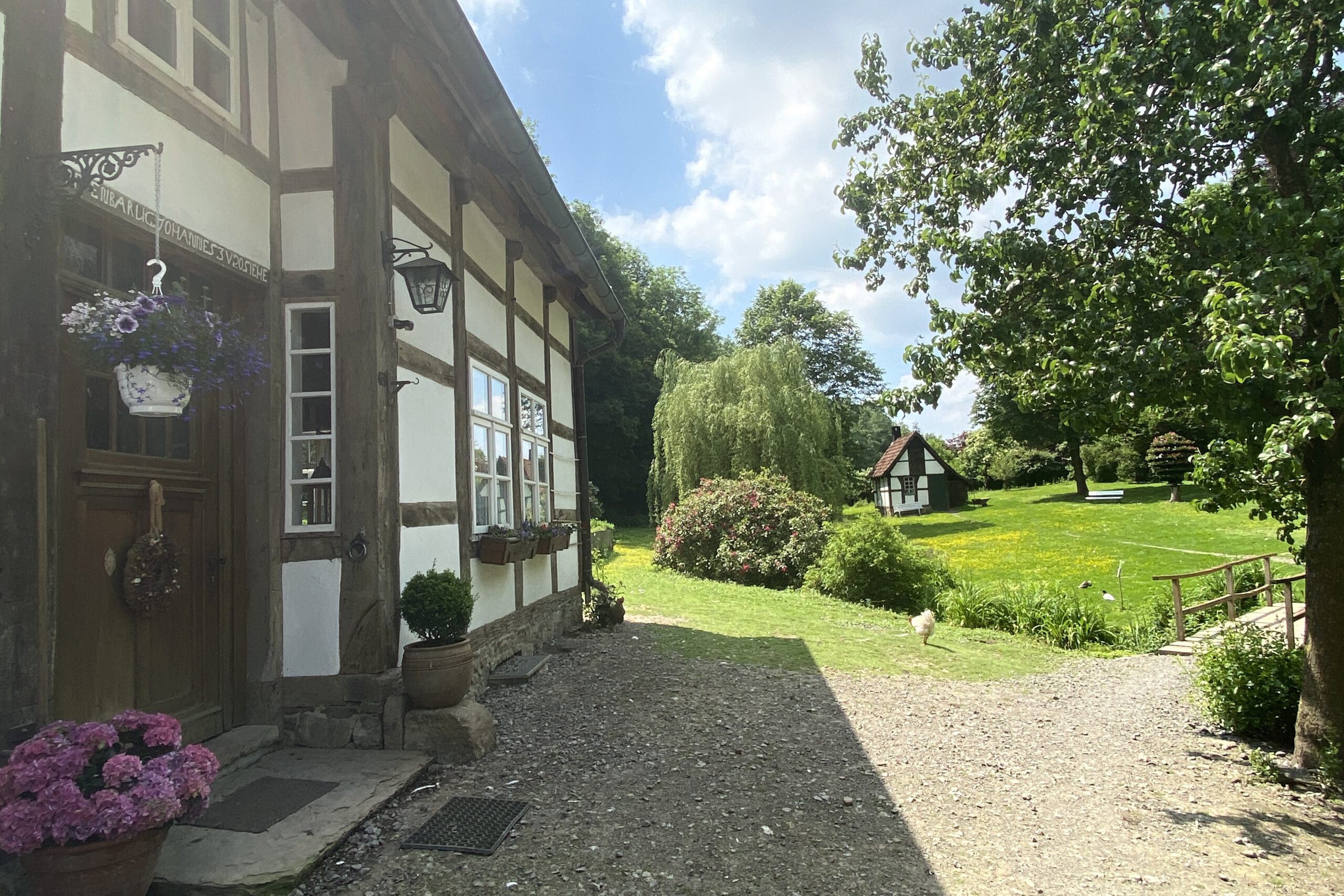 Der Hof ist wunderschön und wirkt wie eine Szene aus einem Märchenfilm