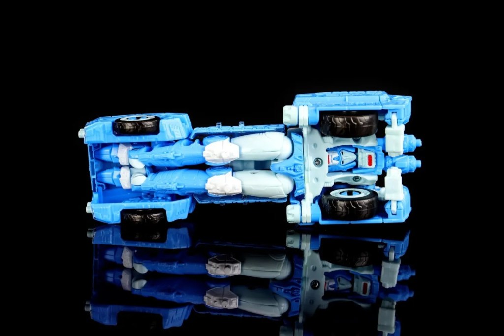 Transformers Siege WFC-S20 Chromia Deluxe Class Cybertronian vehicle mode