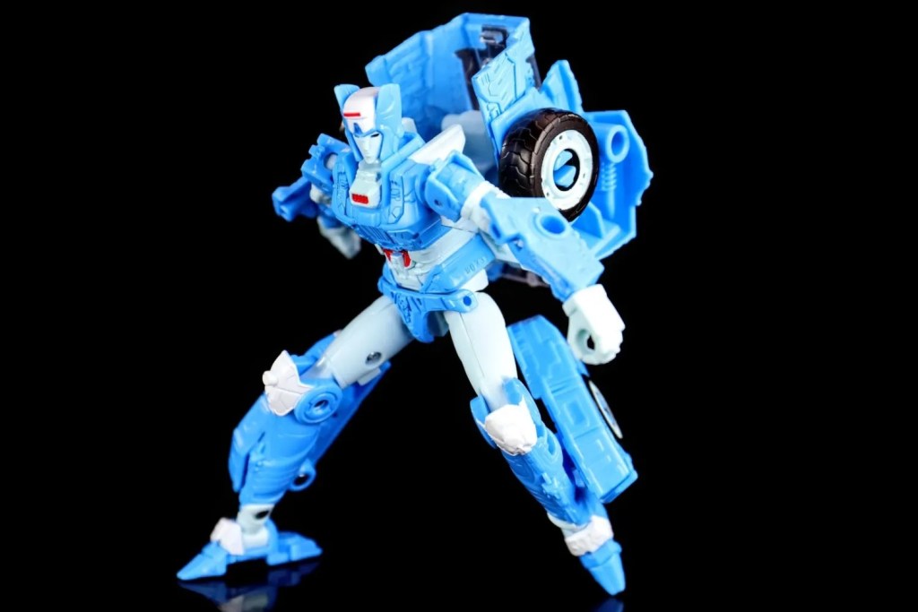 Transformers Siege Deluxe Class Chromia articulated pose for display