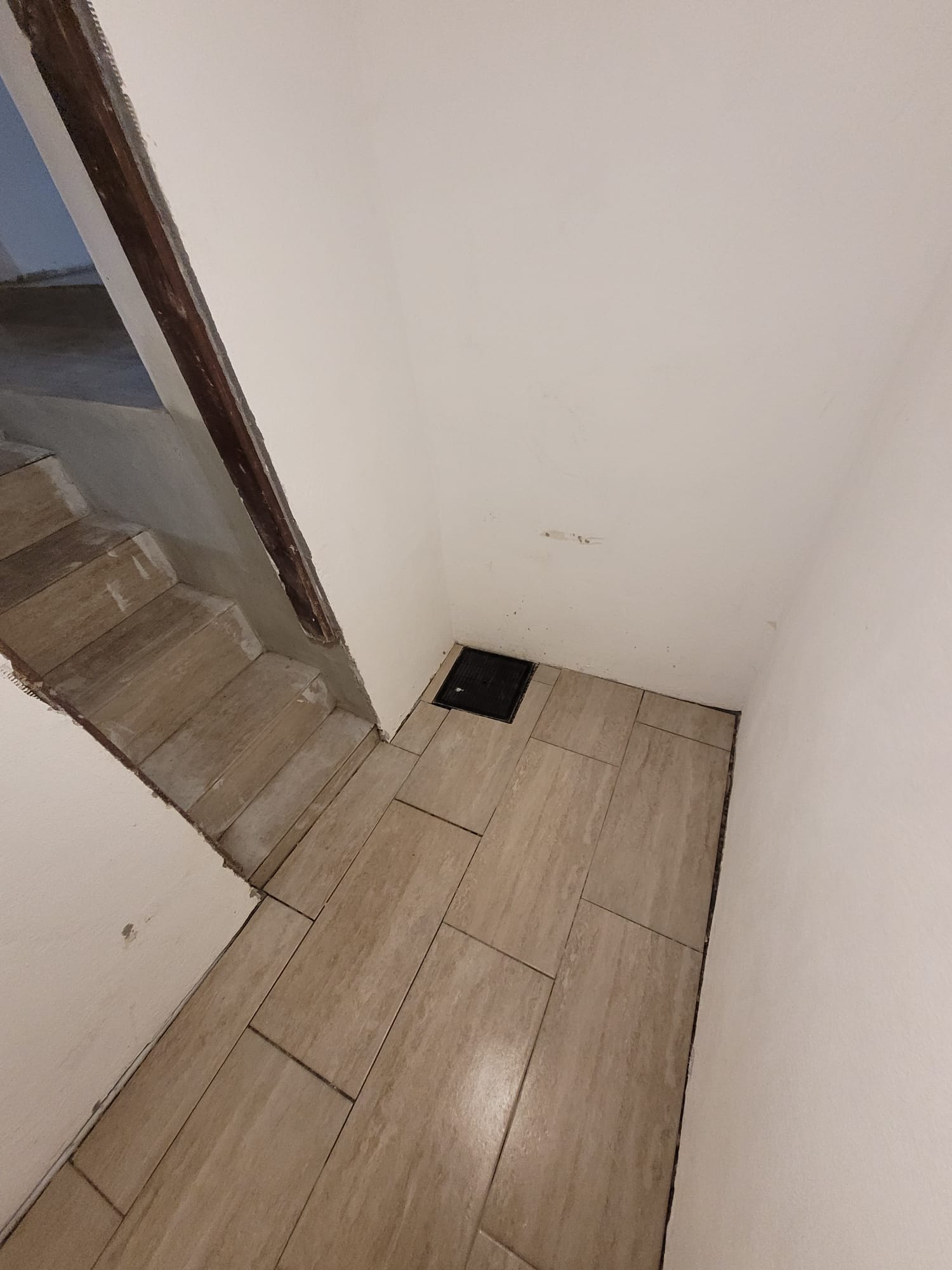 Gresie montată în beciul reamenajat.