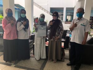 Didalamnya berisi kisi kisi seputar . Pelatihan Penyusunan Dan Review Soal Ukom Program Studi D3 Farmasi Ummat Fakultas Ilmu Kesehatan