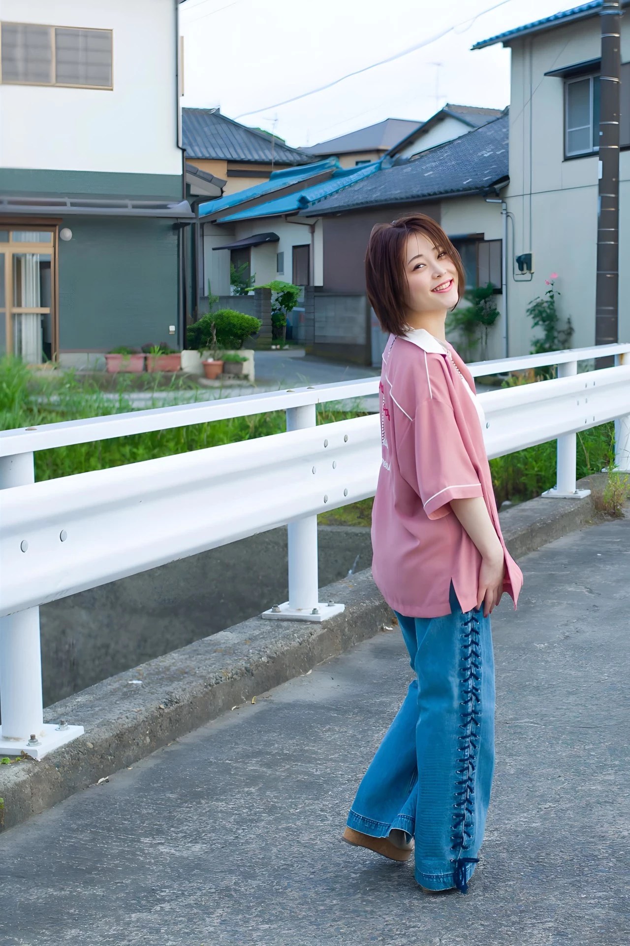 [希代あみ] 雪白雙球渾圓飽滿 渾圓兇器呼之欲出 (35 Photos)