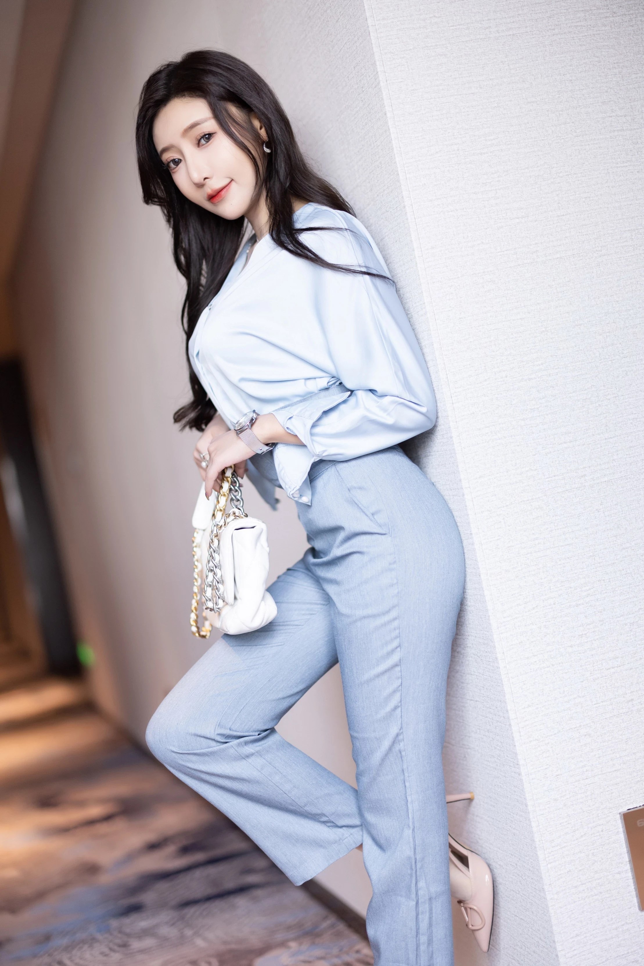 王馨瑤Yanni 灰藍色西褲配絲綢上衣 (85 Photos)