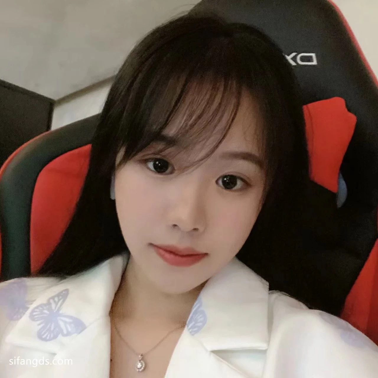 美貌的女大學生 (18 Photos)