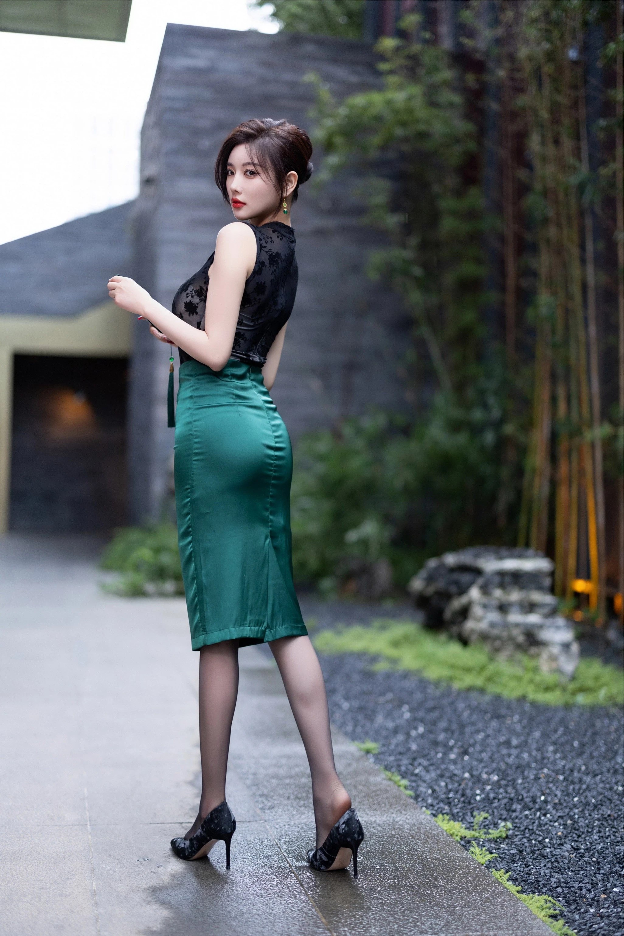 楊晨晨 – 綠色長裙 (100 Photos)